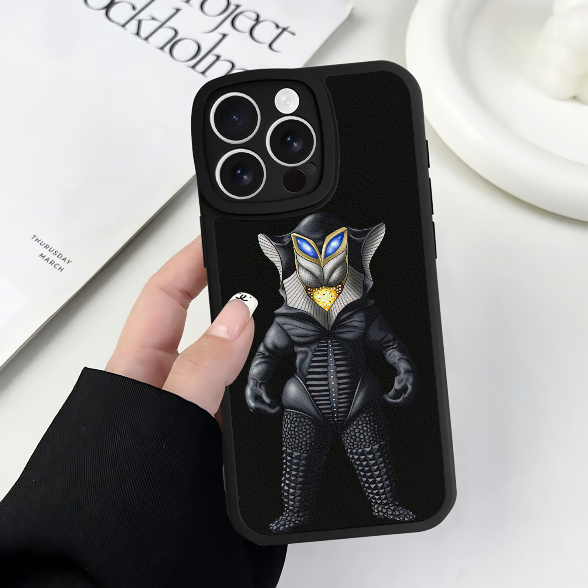 （画像用） ウルトラマン Ultraman 【iPhone 16シリーズ対応】シリコンスマホケース（レザー調） 材質：シリコン